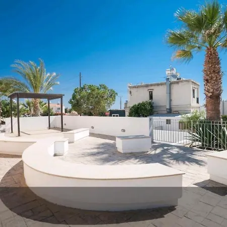Inviting 2-bed In דירה *