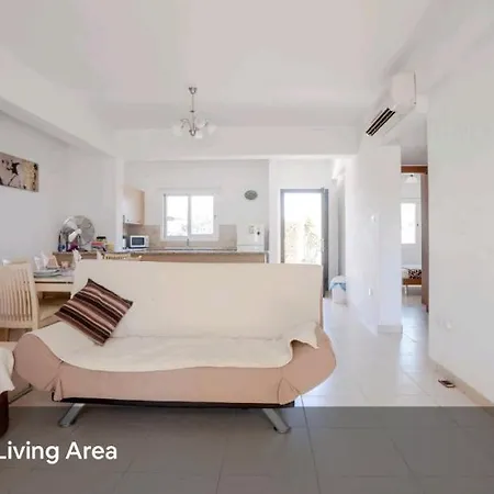 Inviting 2-bed In דירה *